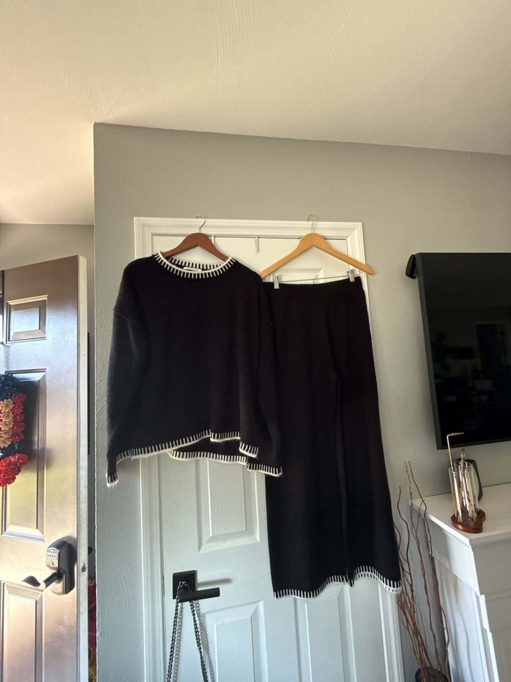 Angashion Black Contrast Stitch Knit Sweater and Pants Set Size L